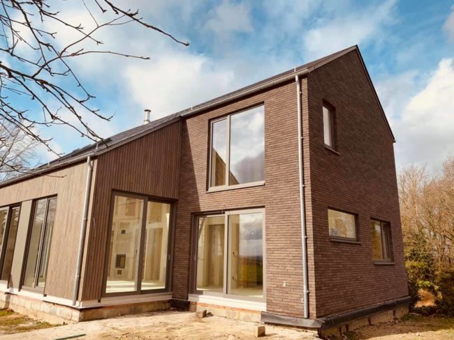 Maison moderne en brique rouge