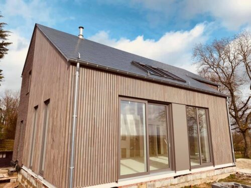 Maison à ossature bois avec façade en bardage de bois