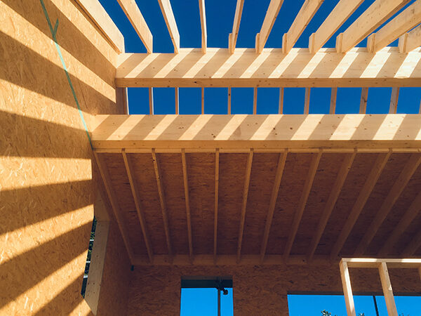 lvi-onhaye-12 Vue de bas des poutres du toit d'une maison ossature bois