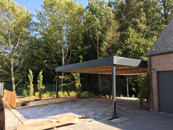 Carport en bois et aluminium réalisé par Florian Huet à Gembloux