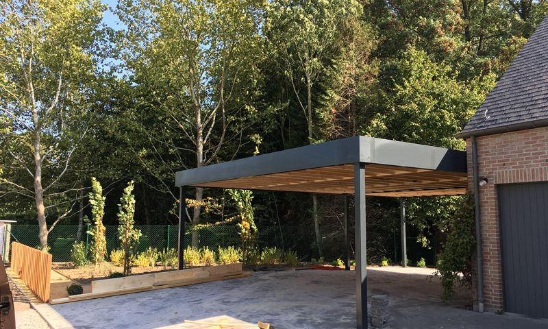 Carport en bois et aluminium réalisé par Florian Huet à Gembloux