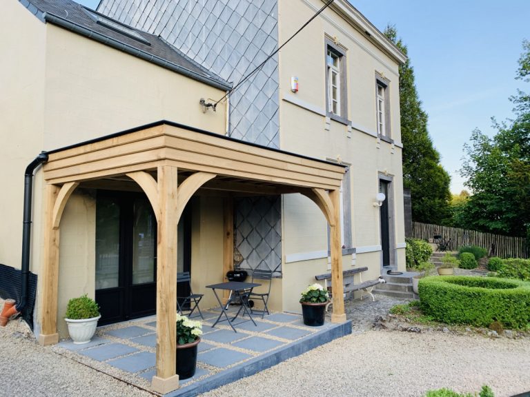 Pourquoi installer une pergola bioclimatique en bois en Belgique ?