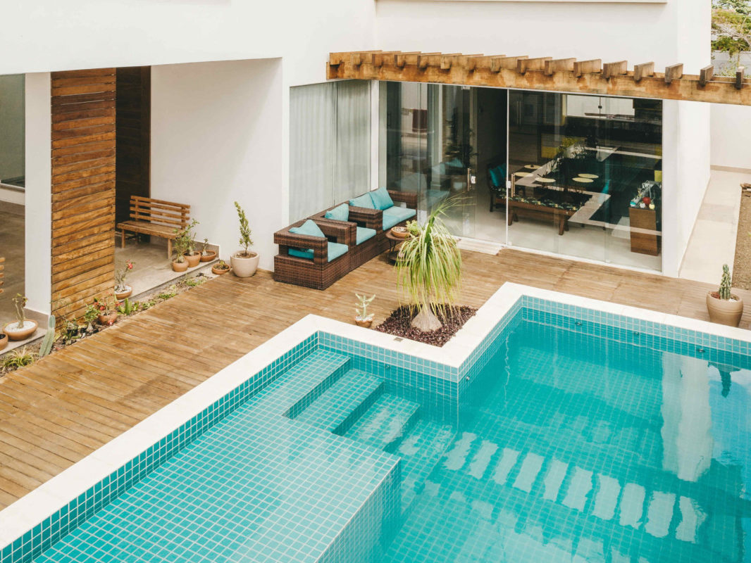 Pourquoi choisir du bois pour les abords d’une piscine ? | Florian Huet