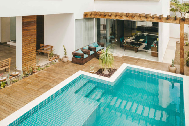 abords-bois-piscine Pourquoi choisir du bois pour les abords d’une piscine ? | Florian Huet