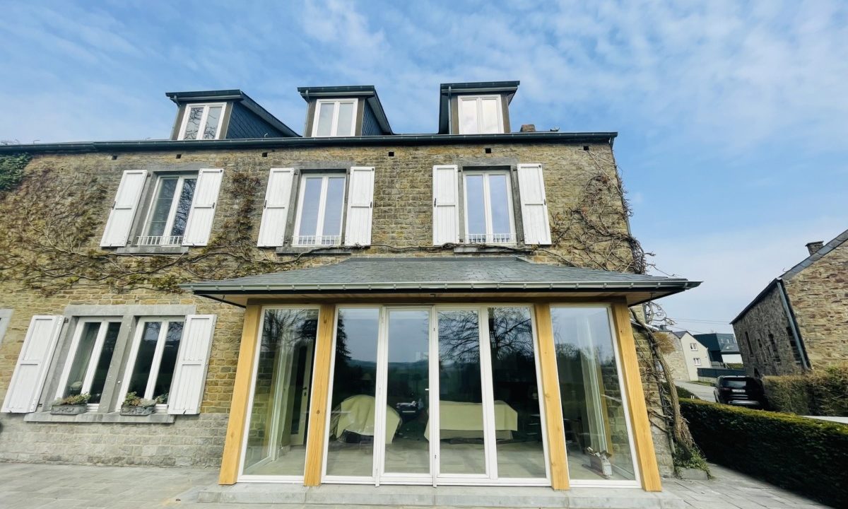 Extension de maison avec une véranda en bois construite par Florian Huet