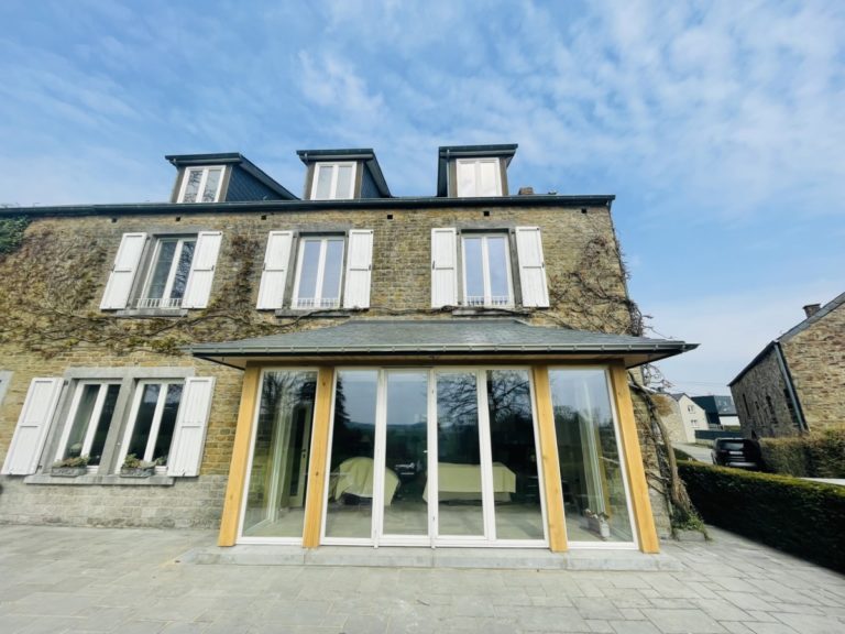 Extension de maison avec une véranda en bois construite par Florian Huet