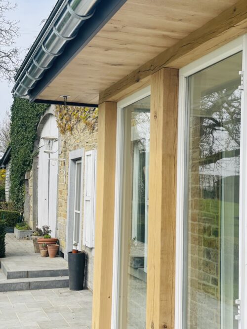 Véranda en bois avec grandes baies vitrées