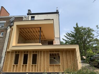Construction d'une annexe en bois avec terrasse couverte surélevée