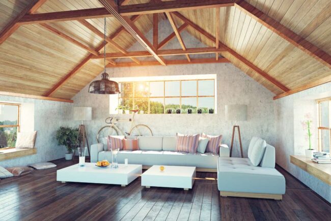 Grenier mansardé aménagé en salon de détente