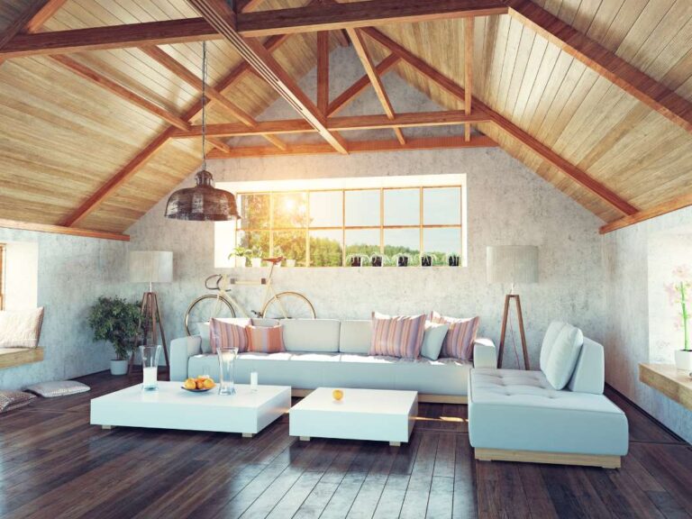 Grenier mansardé aménagé en salon de détente