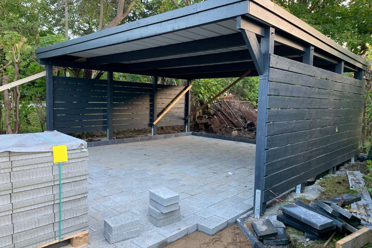 Tout savoir sur la construction d'un carport avec abri intégré