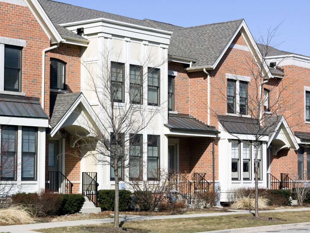 Maisons mitoyennes en briques en ville