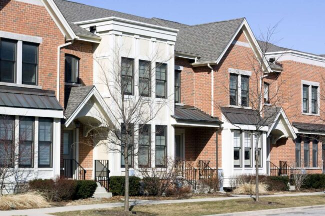 Maisons mitoyennes en briques en ville