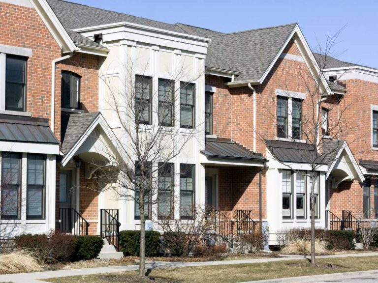 Maisons mitoyennes en briques en ville