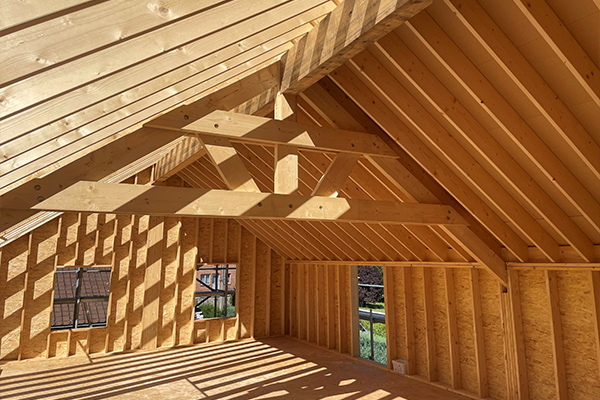 Intérieur d'une maison à ossature bois et de sa charpente en bois