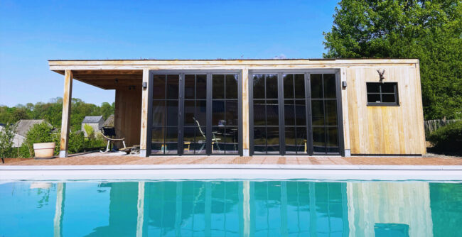 Pool house moderne en bois avec châssis de fenêtre noir