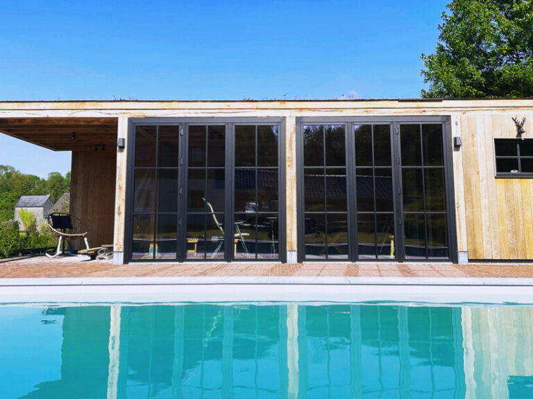 Pool house moderne en bois avec châssis de fenêtre noir