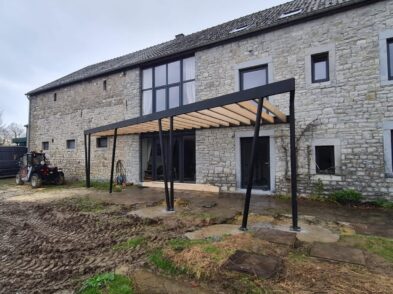 Terrasse en construction au premier étage d'une maison en pierre (point de vue 2)