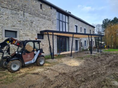 Terrasse en construction au premier étage d'une maison en pierre (point de vue 1)