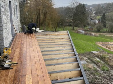 Ouvrier travaillant sur une terrasse en bois