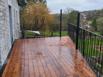 Terrasse en bois et garde corps en aluminium noir