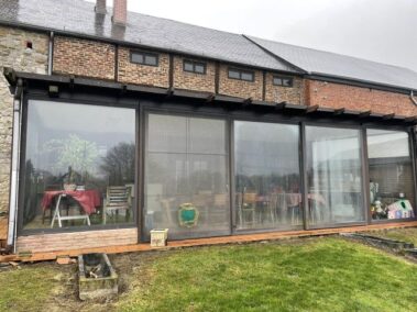 Veranda avec portes fenêtres et moustiquaires