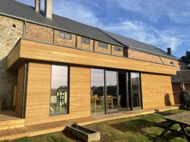 Annexe et terrasse en bois avec chassis noir 3