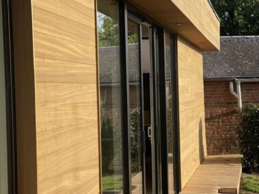 Annexe et terrasse en bois avec chassis noir 2