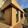 Annexe et terrasse en bois avec chassis noir