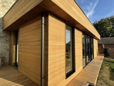 Annexe et terrasse en bois avec chassis noir