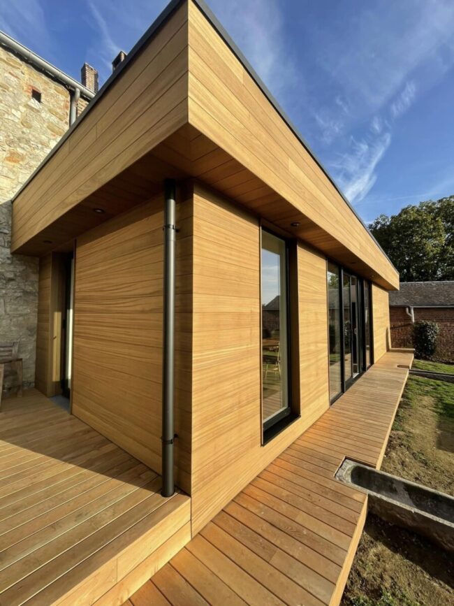 Annexe et terrasse en bois avec chassis noir