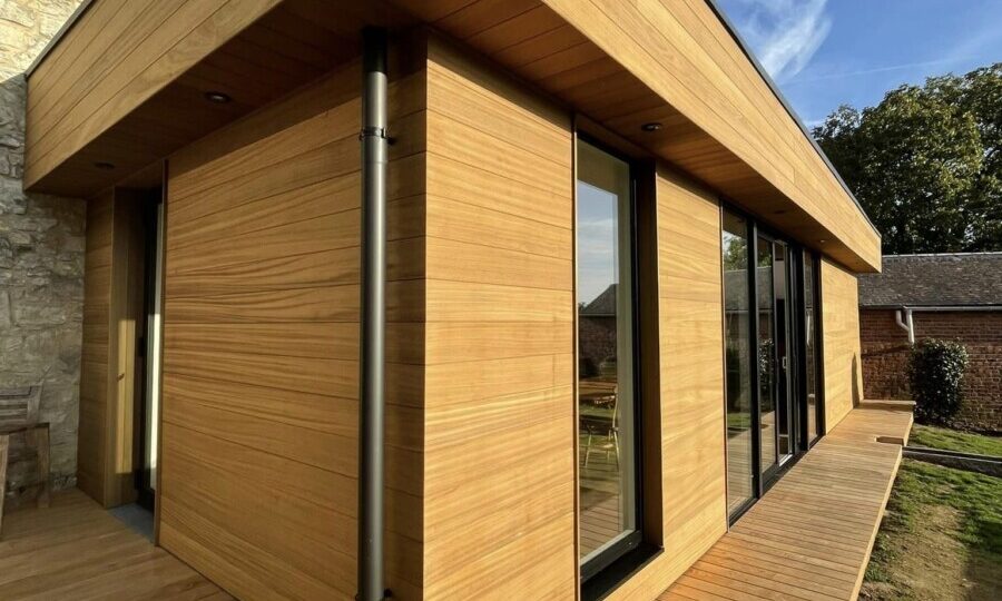 Annexe et terrasse en bois avec chassis noir