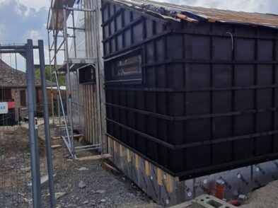 Maison en construction avec un échafaudage adossé à sa gauche