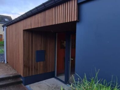 Maison noir avec bardage en bois foncé (point de vue 2)