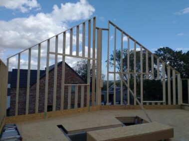 Ossature en bois du haut d'une maison en construction