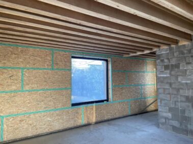 Charpente en bois d'une maison en construction (point de vue 3)