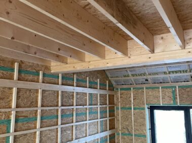 Charpente en bois d'une maison en construction (point de vue 1)