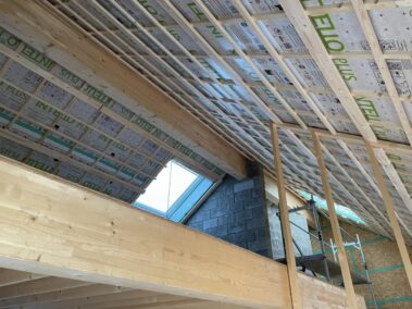 Charpente en bois du toit d'une maison en construction