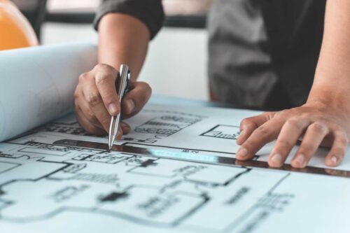 Ouvrier dessinant des plans