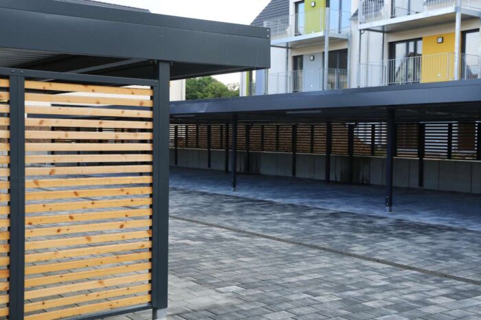 Carport en bois avec structure en aluminium noir mat pour plusieurs voitures