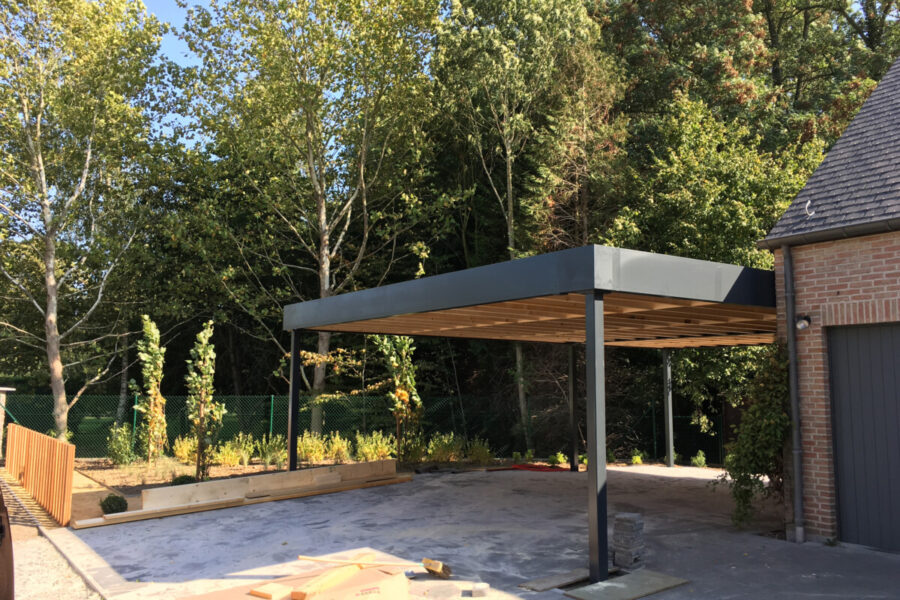 Aménagement d'un carport en bois adossé à une maison