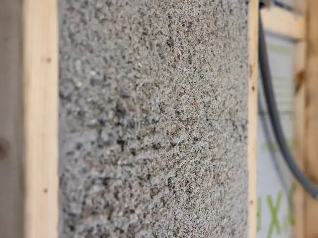 Mur avec structure en bois recouverte d'un isolant en ouate de cellulose